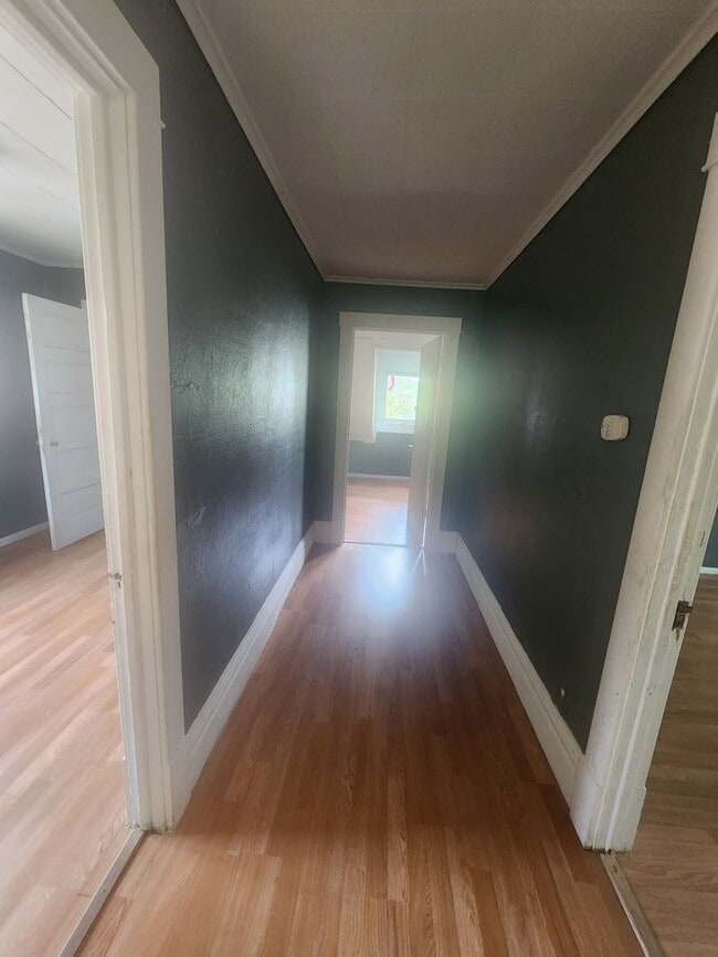 Building Photo - Huge 5 bed 2 bath home for rent
