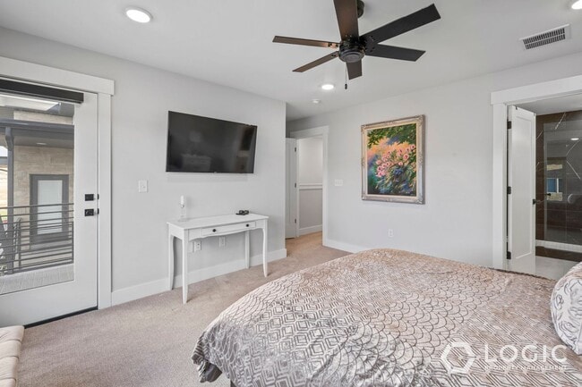 Building Photo - Beautiful Row End Townhome in Park City Utah!