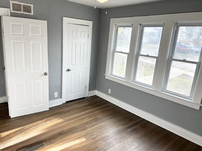 Building Photo - Beautiful 3 Bedroom , 2-Bath Home In Kansas City