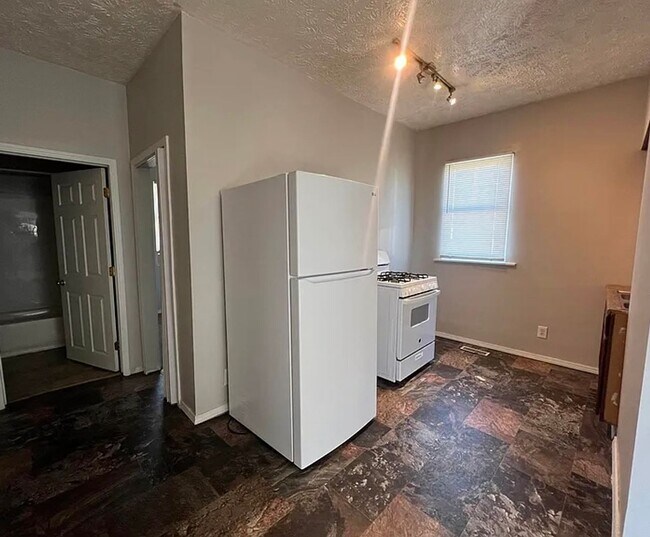 Building Photo - Welcome to our charming 1 bedroom