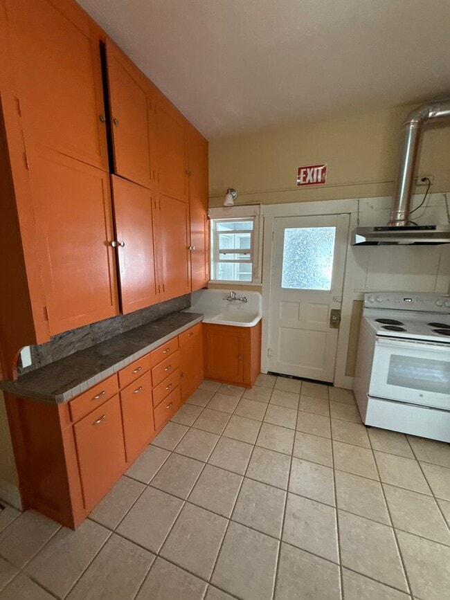 Building Photo - Charming Craftsman-Style 3-bedroom 1 bath ...