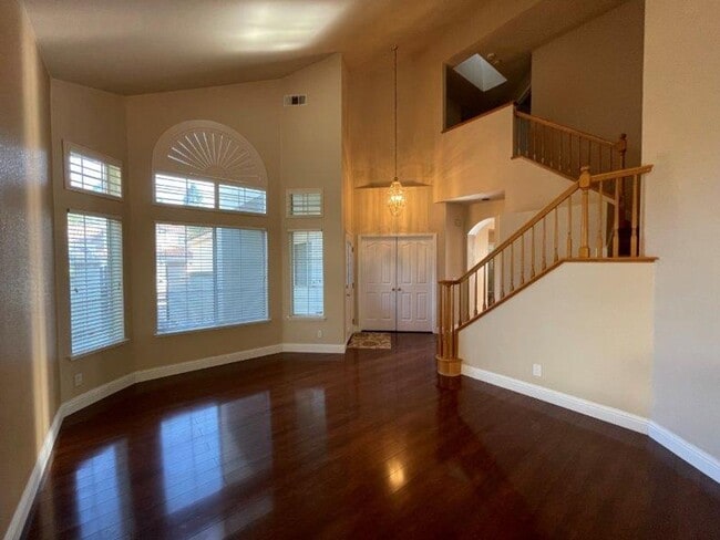 Building Photo - Large Open 4 Bedroom