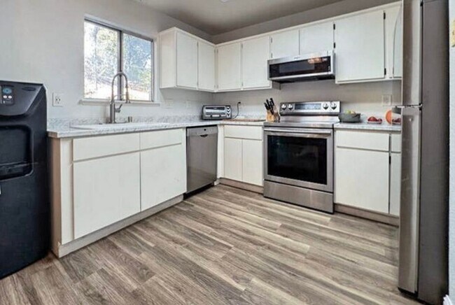 Building Photo - OAK RIDGE VILLAGE CONDO