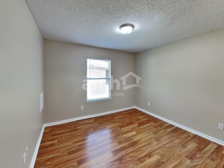 Building Photo - 220 Southlake Dr