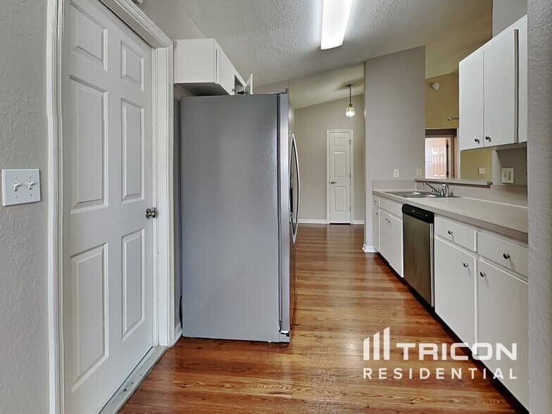 Building Photo - 7833 Manor Dr