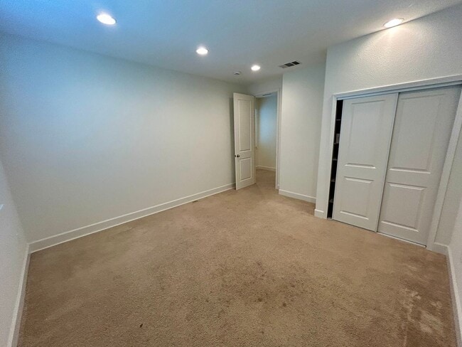 Building Photo - Ideal 4 bedroom home, walking distance to ...