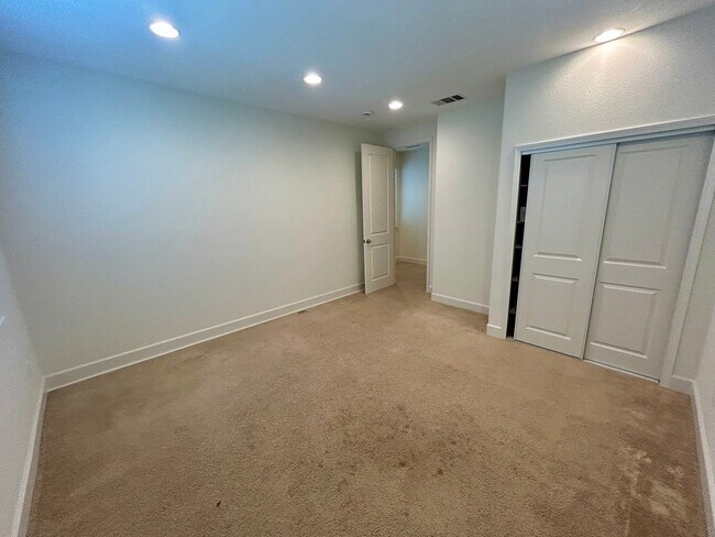 Building Photo - Ideal 4 bedroom home, walking distance to downtown and everything that Morgan Hill has to offer!