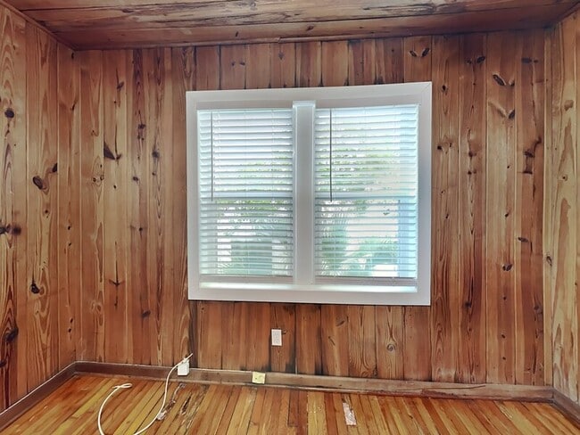 Building Photo - 1740 N Shore Terrace