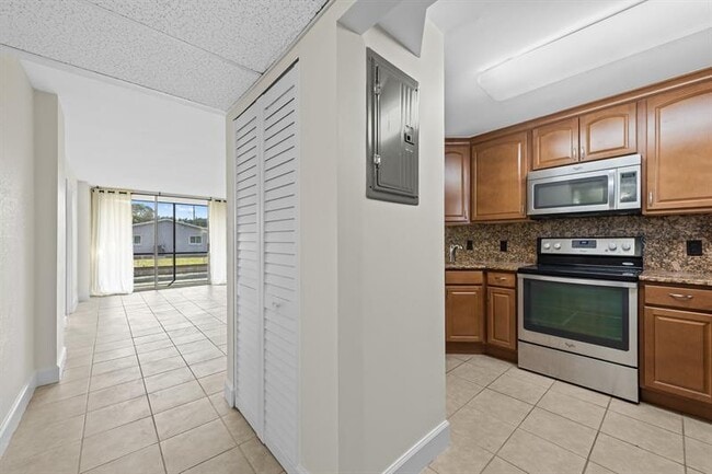 Building Photo - 111 Royal Pk Dr