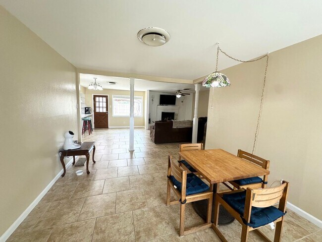 Building Photo - 3 Bed 1.5 Bath Ready to Rent!