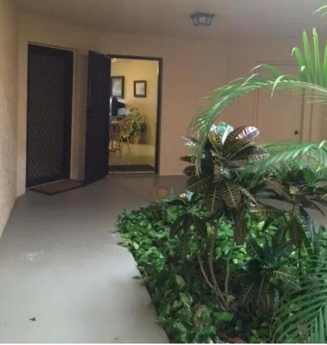 Building Photo - 1971 NE Collins Cir