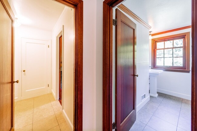 Building Photo - Luxurious Portland Heights home tucked away on a private street on nearly half an acre.