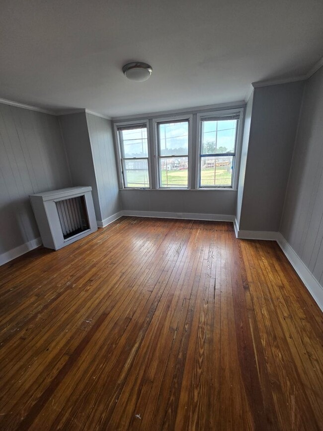 Building Photo - 3BR Home + Finished Basement + 1BR Apt