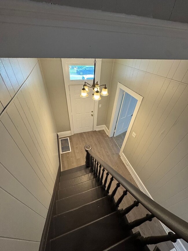 Building Photo - Spacious Four Bedroom House Close to Downt...