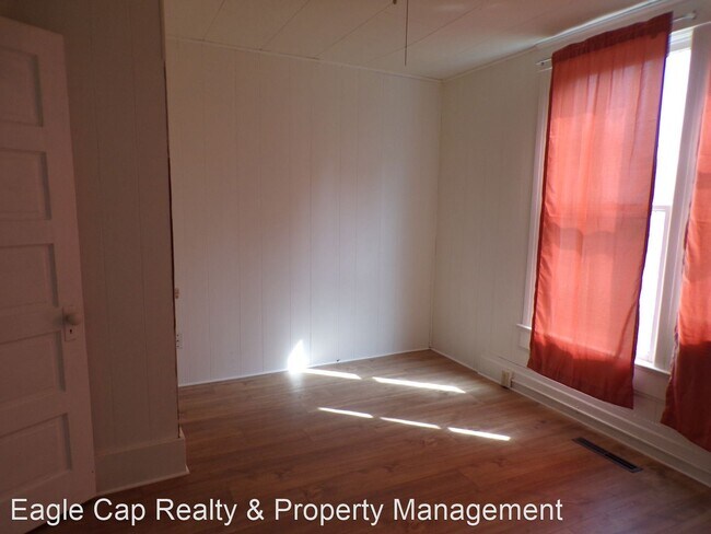 Building Photo - 3 br, 1.5 bath House - 164 E Delta