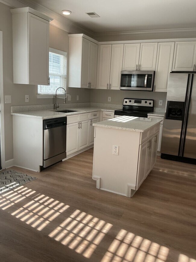 Building Photo - Beautiful 3 Bedroom, 2.5 Bath Townhouse in...