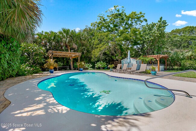 Building Photo - 285 Le Jeune Dr