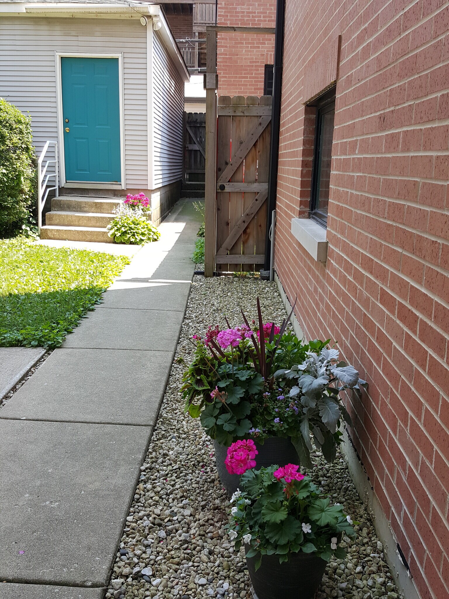 Gangway to alley view. - 2527 N Marshfield Ave