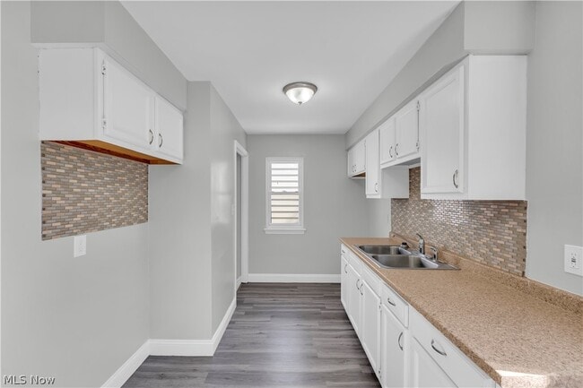 Building Photo - 5535 Oakwood Ave