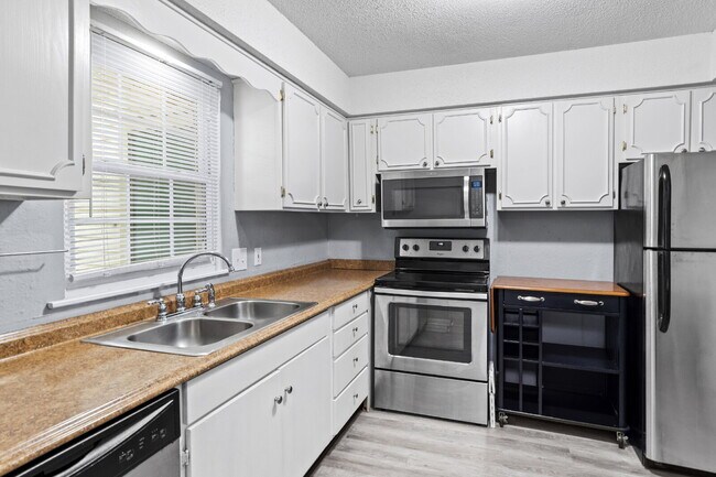 Building Photo - "Charming 2-Bed Condo in Greensboro with S...