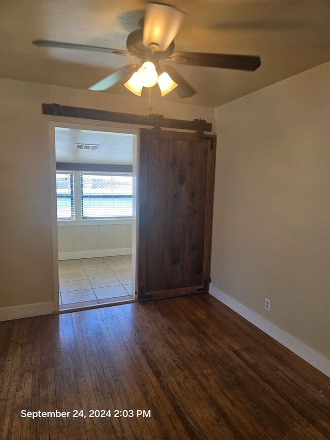 Building Photo - 2 bed 1 bath with bonus room