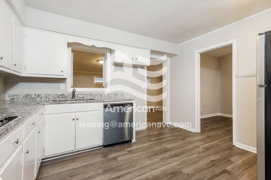 Building Photo - 2410 Broadmoor Dr