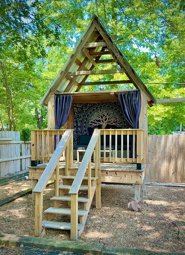 Building Photo - 37 Pine Manor Dr