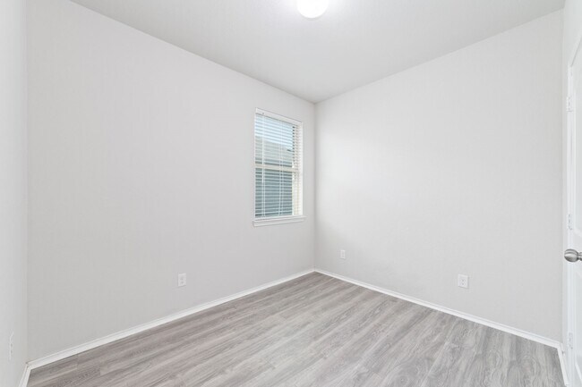 Primary Photo - 6123 Yesenia St