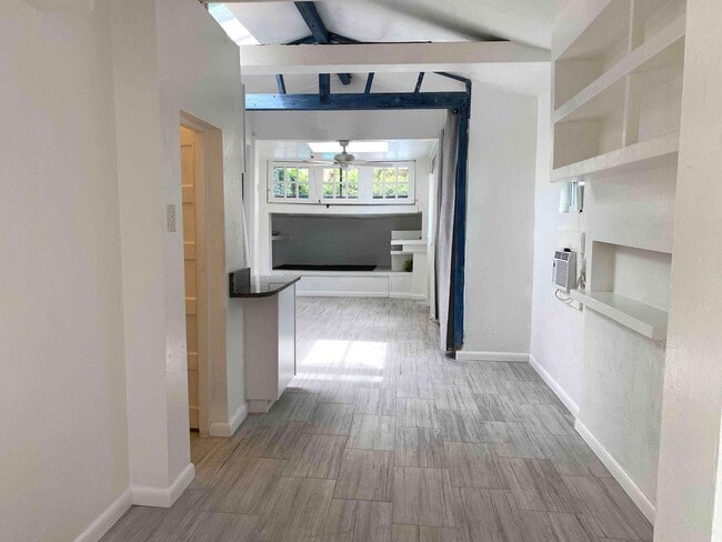 Building Photo - Beautiful large studio 2 blocks from the beach