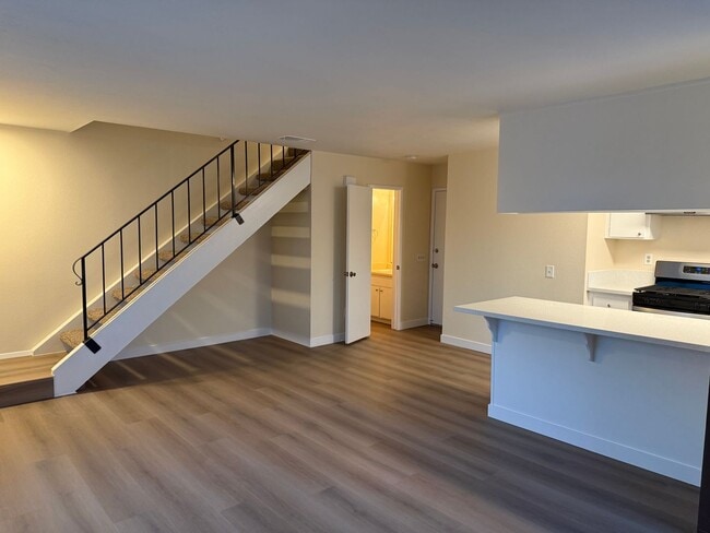 Building Photo - 8266-8266 Linden Rd