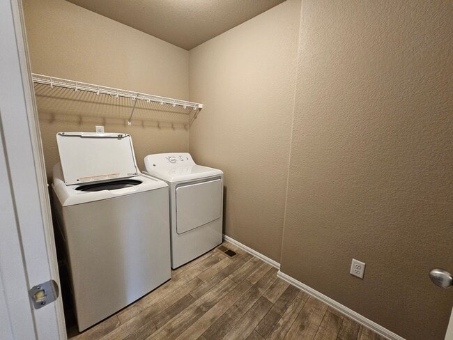 Building Photo - 3 bed-3 bath Townhome with AC!!!