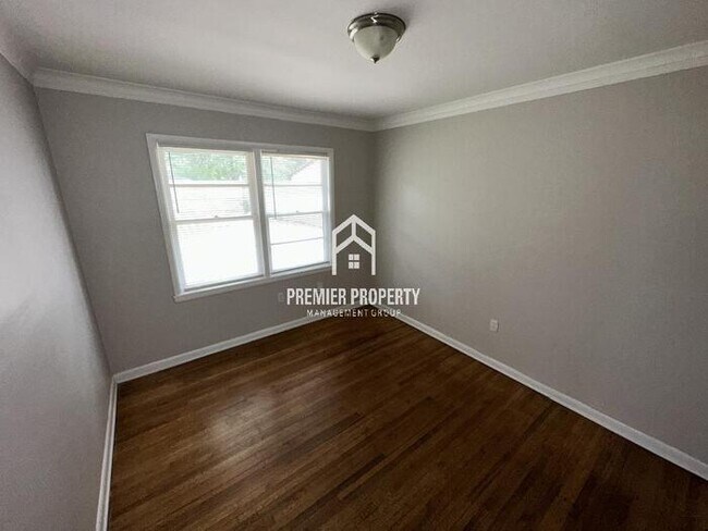 Building Photo - FIRST MONTHS RENT FREE!