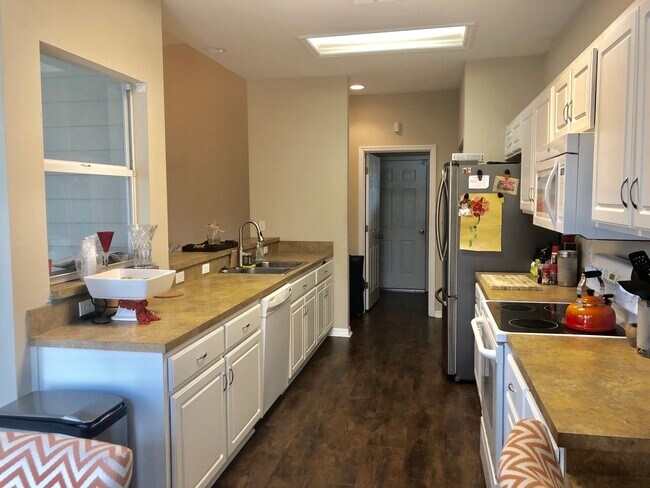 Building Photo - 4BR/2BA in Sorrento with large, fenced-in ...