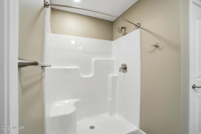 Building Photo - 2882 Lake Cir Dr