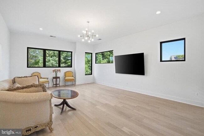 Building Photo - 1513 Oakview Dr