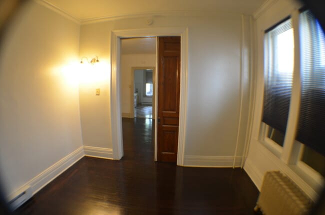 Building Photo - 2 BEDROOM APARTMENT ON THE AVENUES