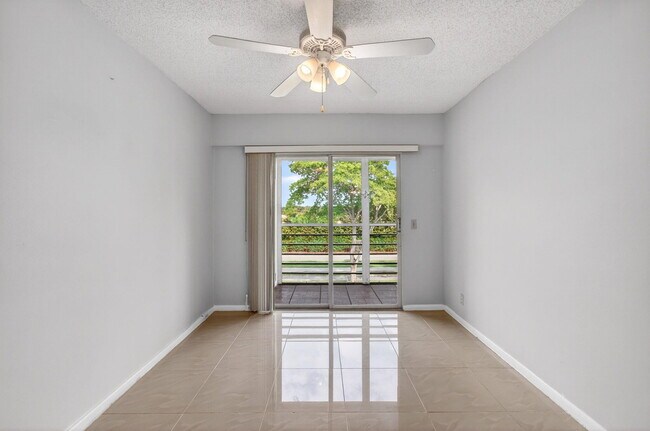 Building Photo - 116 Mansfield C