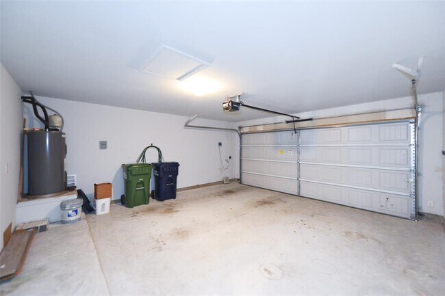 Building Photo - 216 Pearland St