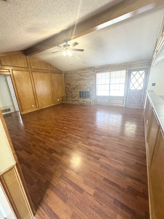 Building Photo - 3 Bed 2 Bath Ready To Rent ASAP!