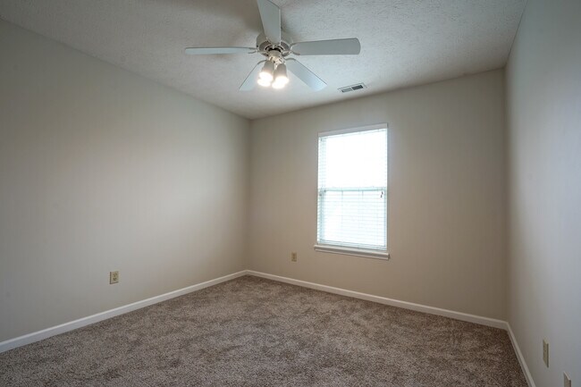 Building Photo - 14931 Silver Thorne Way