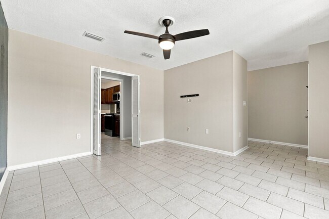 Building Photo - 1510 Royal Palm Dr