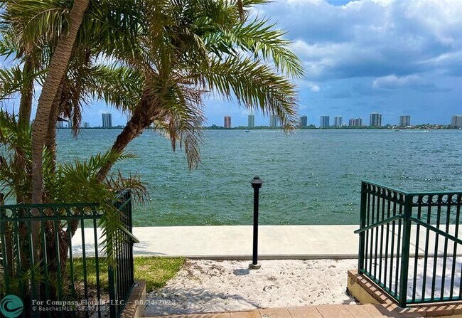 Building Photo - 1105 Lake Shore Dr