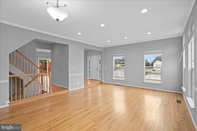 Building Photo - 6350 Regal Oak Dr