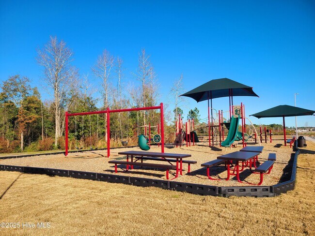 Building Photo - 743 Pine Cone Dr