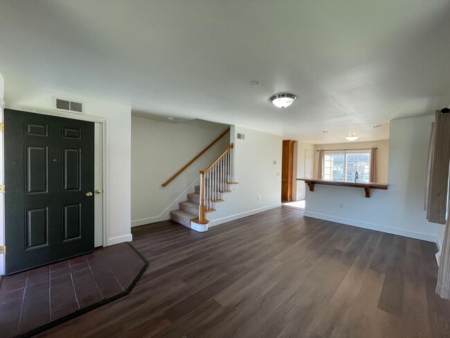 Building Photo - 3 Bedroom Townhome in Lancaster!
