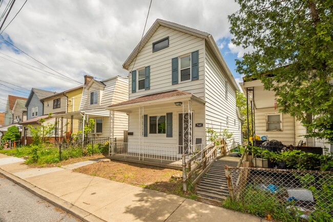 Building Photo - Stunning 2 Bedroom home in McKees Rocks available July 1!