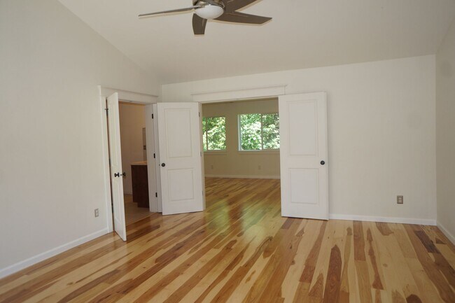 Building Photo - Spectacular SW Liar Hill 3 bedroom Townhouse