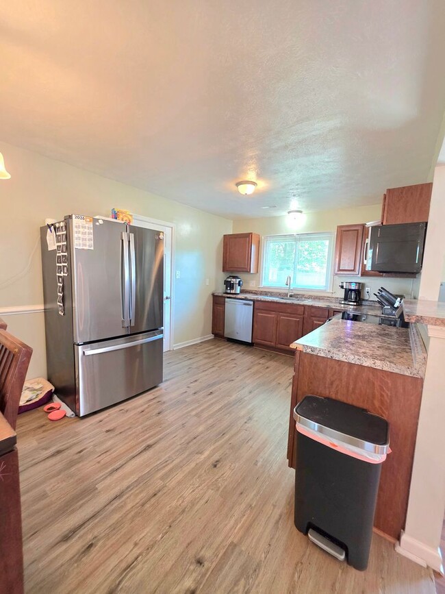 Building Photo - Move In Ready 3 Bedroom Ranch!