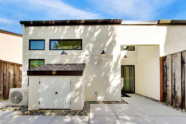 Building Photo - 4017 San Francisco Terrace