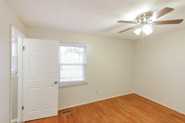 Building Photo - 5323 Dixieland Rd